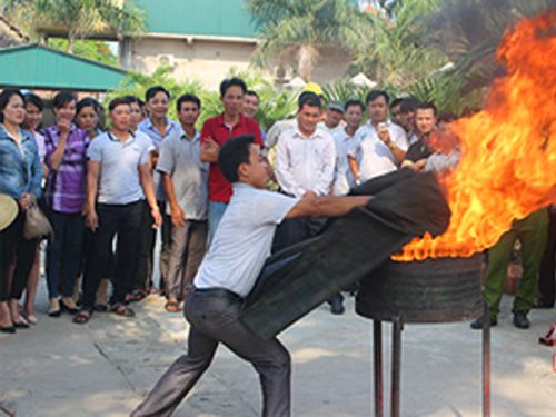 http://binhchuachayz.com/image/catalog/tintuc/huong-dan-cach-su-dung-chan-chua-chay-thoat-hiem-an-toan.png